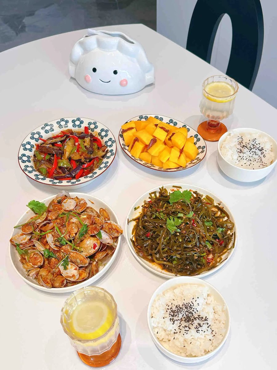 srgopirop's tweet photo. Lunch date with the bestie at her home. Look at this homemade spread! I am officially so spoiled😎 https://t.co/5gGN9LfuI6