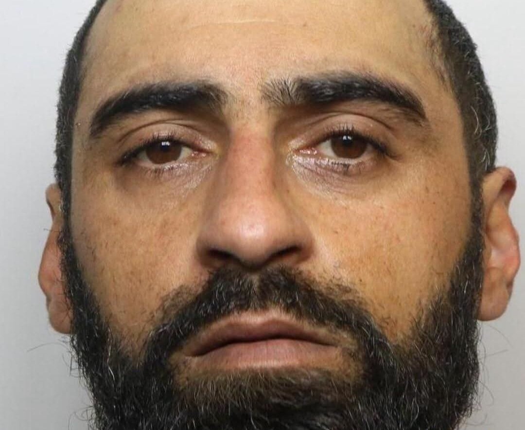 DonnaLouise1212's tweet photo. Another absolute savage, he walked up and stabbed a bloke in an unprovoked attack in a Fartown garden Leeds. Left him with life-threatening injuries.

Sarmad Khawaja, 42, from Huddersfield just got 20 years for attempted murder.

Good. Lock the door and throw away the key.

Brutal, random violence has zero place here. 

Deport the monster!