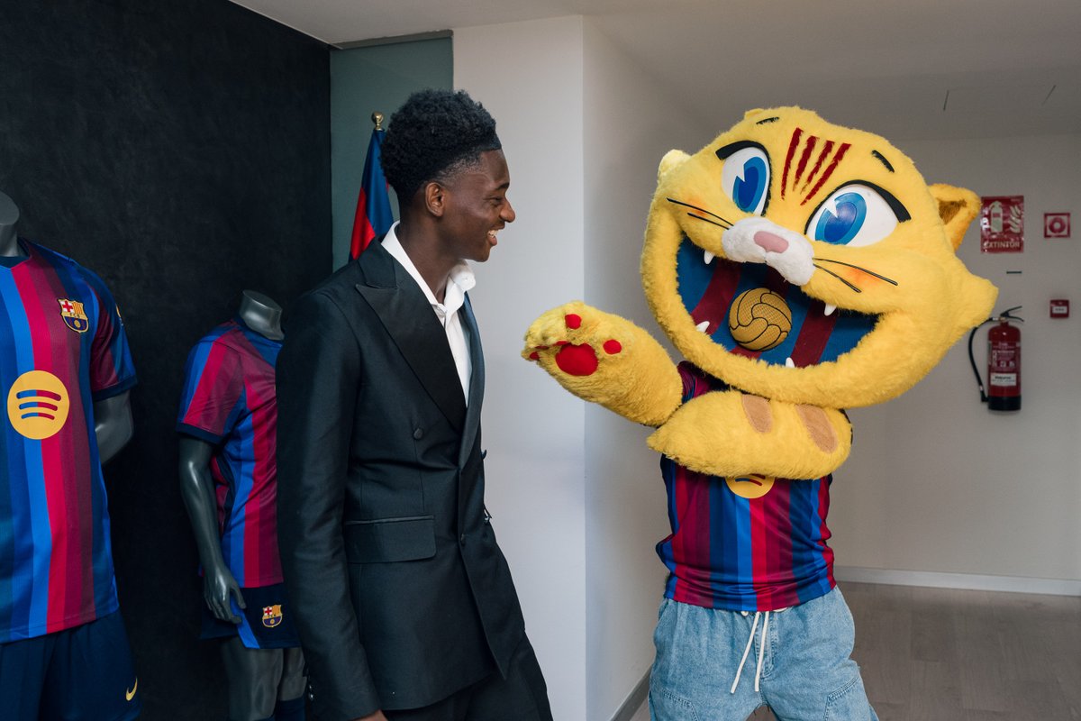 FCBarcelona_cat's tweet photo. La primera trobada entre CAT i Bisiwu. 😍🐱 https://t.co/aHg7B7SuAS