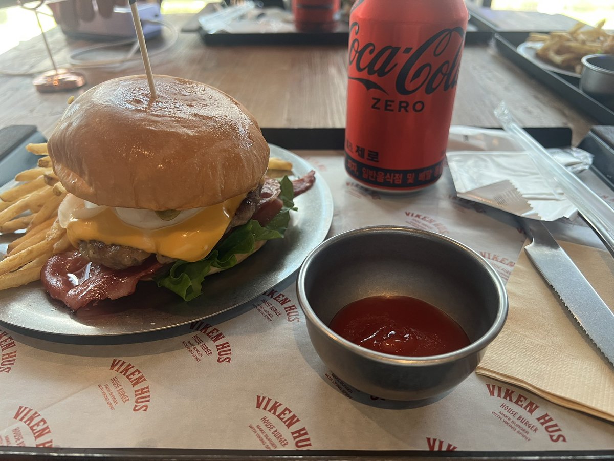 yaqqzw's tweet photo. さっき友達と釜山で食べた最後のご飯🍔 https://t.co/3rlmjFuqZR