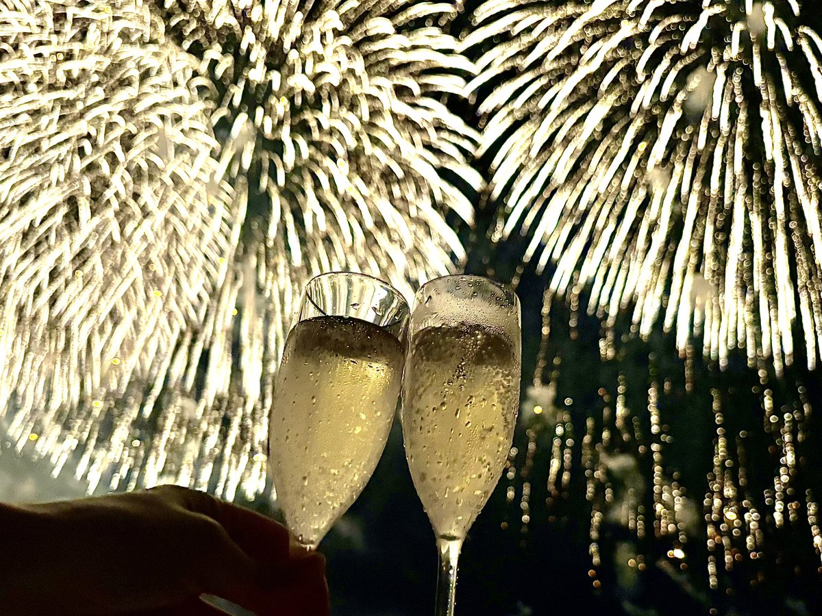 hive_five_vibe's tweet photo. 映画の君と花火と約束とを観て
長岡花火二日間参戦
二日間とも良席でヤバ
感動したー
泣いたー
飲んだー

長岡花火ロス。 https://t.co/bvntJDYfxp