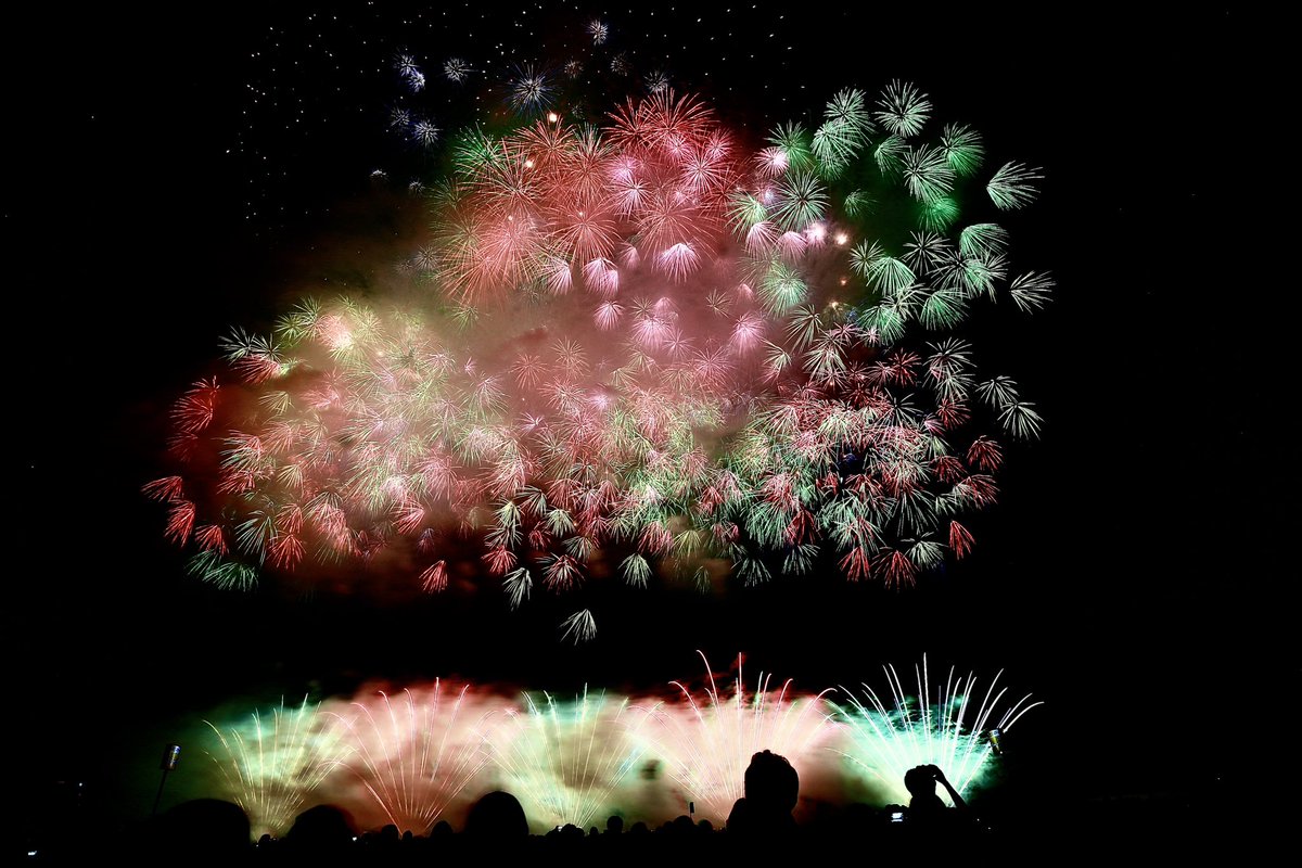 hive_five_vibe's tweet photo. 映画の君と花火と約束とを観て
長岡花火二日間参戦
二日間とも良席でヤバ
感動したー
泣いたー
飲んだー

長岡花火ロス。 https://t.co/bvntJDYfxp