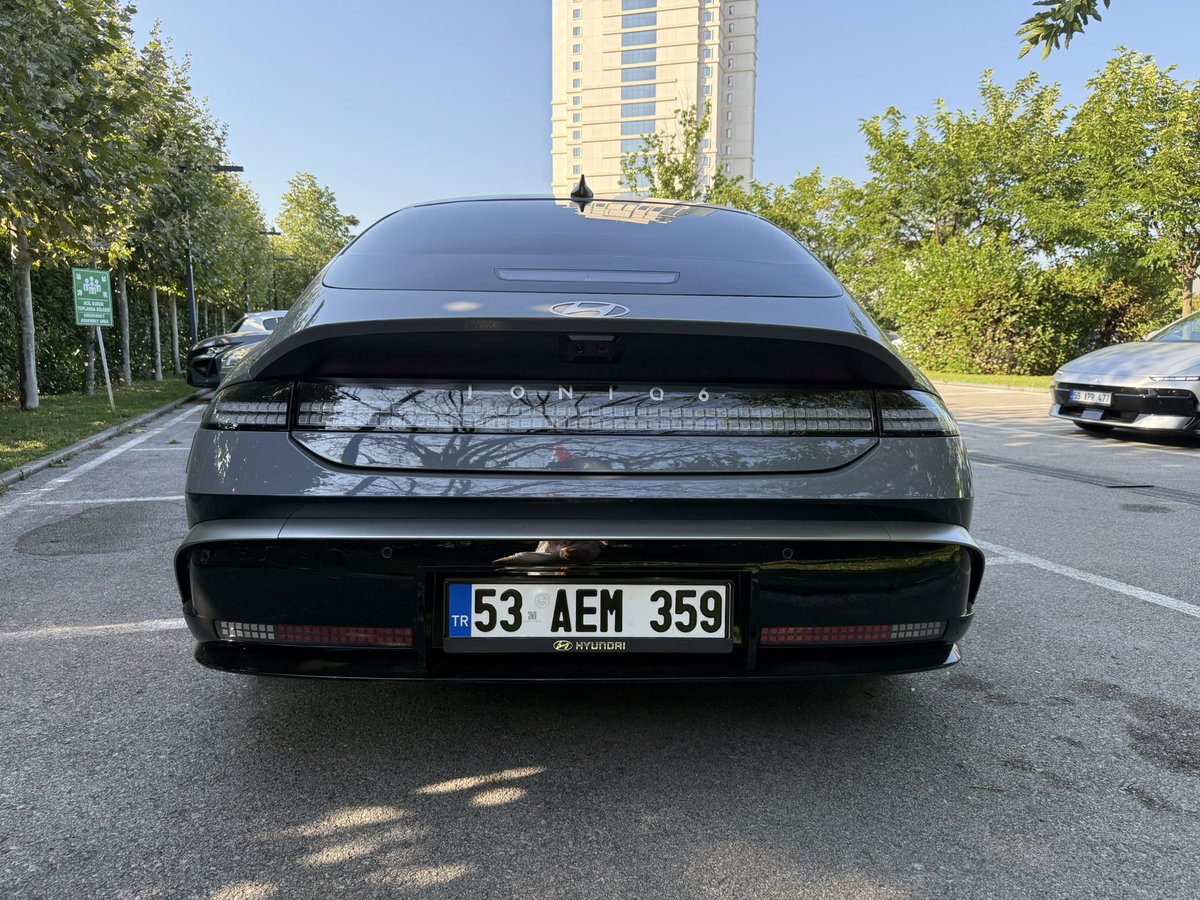 DrElectrick's tweet photo. Yeni Hyundai Ioniq 6 fiyatları belli oldu ✅ 

SR Advance 2.482.000 ₺
170 hp / 350 nm
63 kWh batarya
521 km wltp menzil

LR Progressive 3.725.000 ₺
218 hp / 350 nm
84 kWh batarya
680 km wltp menzil

Çok beklenen Bluelink, bağlantılı servisler de geldi. Uygulama hızlı ve stabil çalışıyor, ayrıca çok kapsamlı. Maalesef eski otomobillere uyumluluk yok.

“Dijital Anahtar 2” sayesinde telefon ve saat ile aracı kullanabiliyorsunuz.

Donanım olarak neredeyse eksiksiz Progressive’in yanı sıra Advance paket de oldukça yeterli.

%10-80 şarj süresi eskisi gibi 18 dk
SR ➡️ 195 kW pik / 150 kW ort
LR ➡️ 263 kW pik / 196 kW ort

Dış tasarım neredeyse tamamen yenilenmiş, özellikle ön kısım etkileyici. İç mekanda kullanılan malzeme kalitesi artmış.
 
Yeni ekranların çözünürlüğü artmış, daha pürüzsüz çalışan bir bir yazılım var.

Sürüşü daha rafine, eskisinden bir miktar sessiz geldi. Tabi ölçümünü ve detaylı test videosunda yakında çekeceğim.