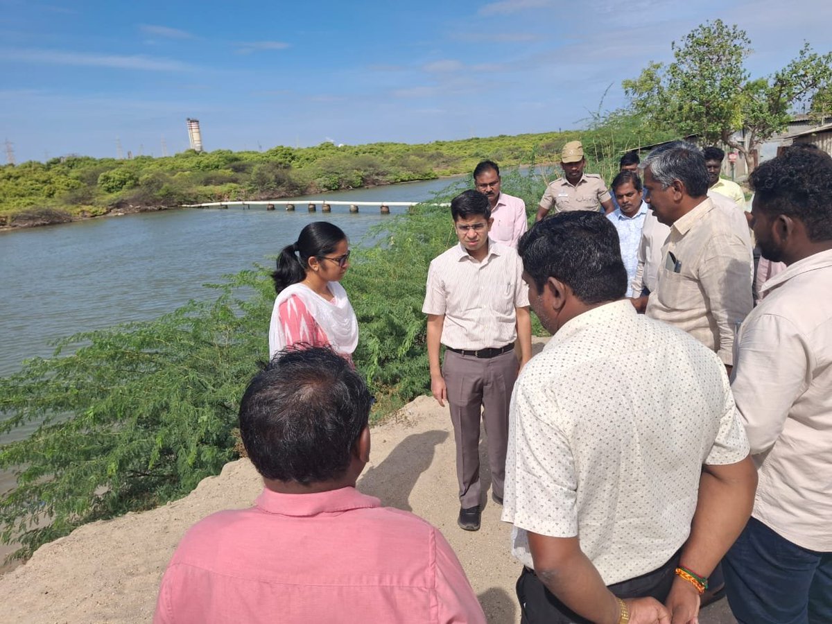 Tutycorp's tweet photo. தூத்துக்குடி மாநகராட்சி   தெற்கு மண்டலம் கோயில் பிள்ளை நகர் பகுதியில் உள்ள ஓடையின் கரை பலப்படுத்தும் பணிகளை மாவட்ட ஆட்சித் தலைவர்திரு.விஷு மகாஜன், இ.ஆ.ப.,அவர்கள்   நேரில் பார்வையிட்டு ஆய்வு செய்தார்கள். https://t.co/tSMWBOiHfs