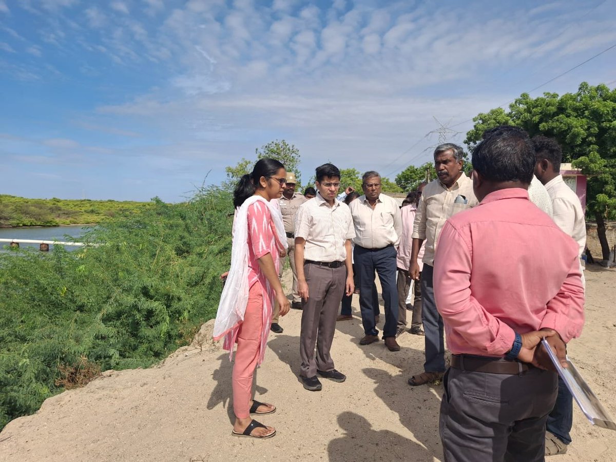 Tutycorp's tweet photo. தூத்துக்குடி மாநகராட்சி   தெற்கு மண்டலம் கோயில் பிள்ளை நகர் பகுதியில் உள்ள ஓடையின் கரை பலப்படுத்தும் பணிகளை மாவட்ட ஆட்சித் தலைவர்திரு.விஷு மகாஜன், இ.ஆ.ப.,அவர்கள்   நேரில் பார்வையிட்டு ஆய்வு செய்தார்கள். https://t.co/tSMWBOiHfs