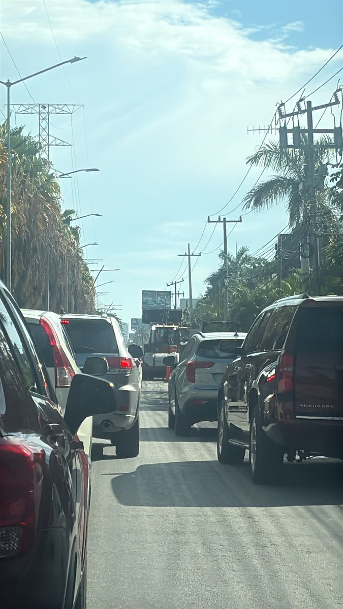 pablocm31's tweet photo. @AytoCancun los ciudadanos agradecemos que arreglen las calles de la ciudad, pero no sería mejor programarlo en las noches? Llevan 2 días causando un tráfico excesivo de 8 am a 6 pm en huayacan y además solo están parchando. https://t.co/Jqzvp0rtRE