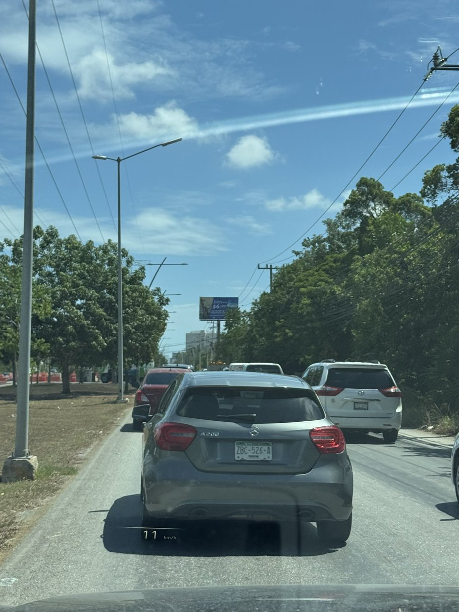 pablocm31's tweet photo. @AytoCancun los ciudadanos agradecemos que arreglen las calles de la ciudad, pero no sería mejor programarlo en las noches? Llevan 2 días causando un tráfico excesivo de 8 am a 6 pm en huayacan y además solo están parchando. https://t.co/Jqzvp0rtRE