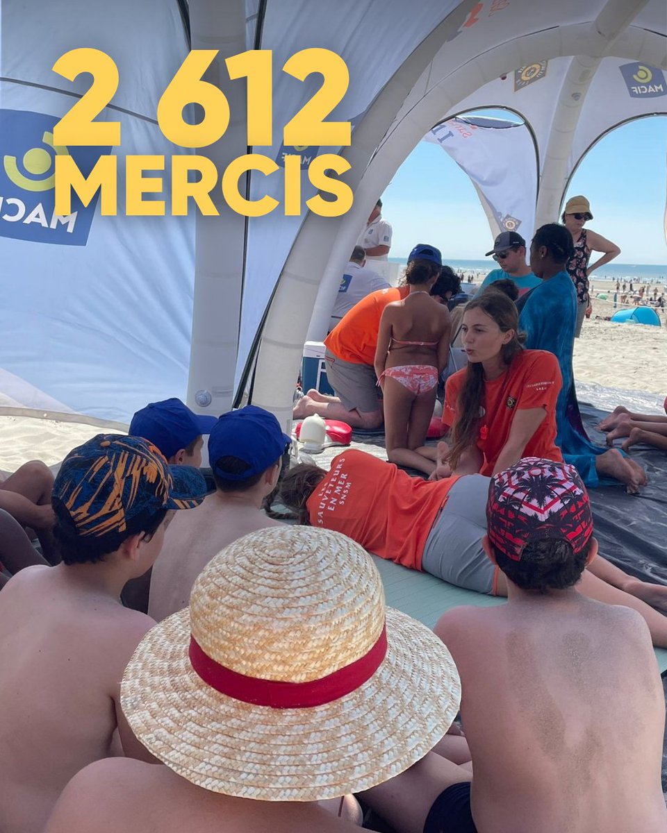 SauveteursenMer's tweet photo. Retour sur la tournée mini-sauveteurs qui s'est déroulée du 6/07 au 4/08, sur tout le littoral et à Paris 📍 Organisée par les #SauveteursenMer #SNSM et @MacifAssurances, cette campagne de prévention a permis de sensibiliser 2 612 enfants aux gestes qui sauvent ⚓️ Merci 🧡 https://t.co/5Qz9XxXuLS