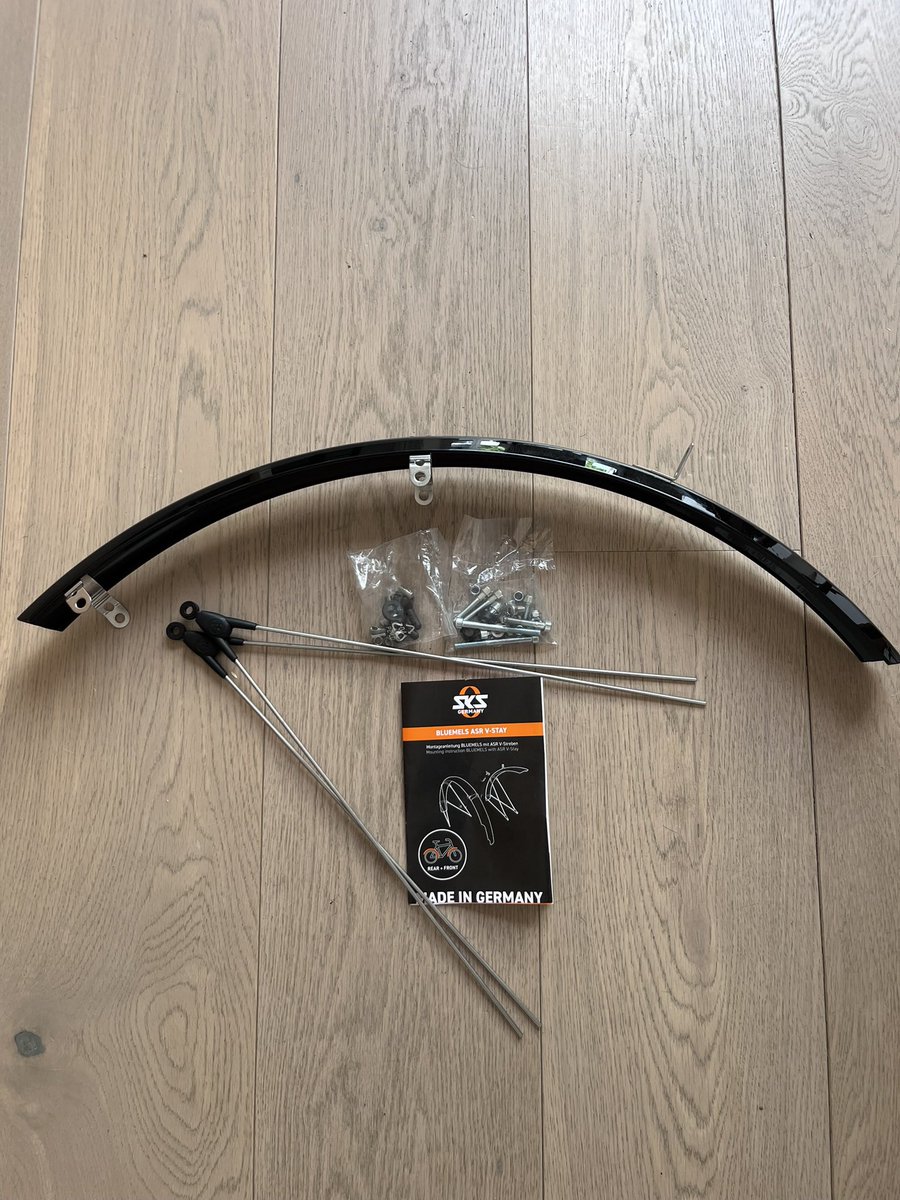AlysenMiller's tweet photo. For sale: front mudguard, never worn.

I crashed my bike and had to replace the rear mudguard. They are only sold as a set. Surely there is someone out there who has the opposite problem?

The specs: SKS Bluemels Black 28"/45mm. Includes all fastening components.

📍Putney https://t.co/m6RWGIN5SH