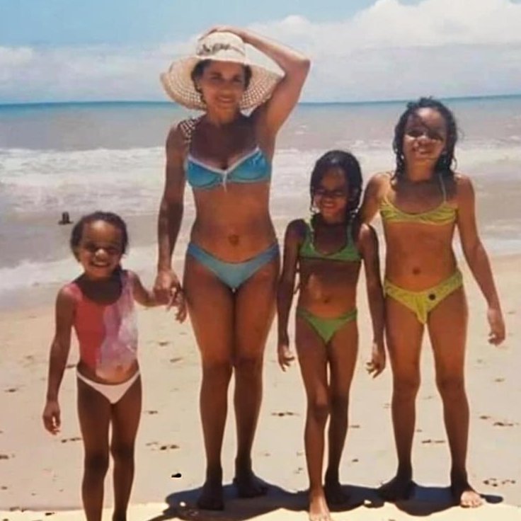 AcervoCharts's tweet photo. Família visita a mesma praia após 18 anos. https://t.co/DfmPq8dpHu