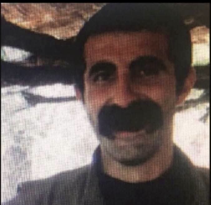 servisi19064's tweet photo. TERÖRİST YAKUP AKKAN:
Hendek operasyonlarında 4 polisimizi kalleşçe kurduğu pusuda şehit etti. 21 Askerimizi gazi etti. 353 Yıl hapse 4 kez ağırlaştırılmış müebbete mahkum edildi.
Serbest bırakıldı.

TERÖRİST AZİME IŞIK 
8 i Kadın biri bebek 14 Vatandaşımızı diri diri yaktı. Mavi Çarşı katliamının faili, üzerine atılı tüm suçları kabul etti. 30 Yıldır hapisteydi.
Serbest bırakıldı.

TERÖRİST ÇETİN ARKAŞ:
Biri 2 yaşında bebek, 12 vatandaşımızı molotof atıp yakarak katletti.  Çetinkaya katliamının baş failiydi. Kömüre dönen 2 yaşındaki bebeğin yanmış bedeni kamuoyuna yansımıştı. 32 Yıldır  hapisteydi. Tahliyesi sonrası pişmanlık duymadığını beyan etti. 
 Serbest bırakıldı.

TERÖRİST ECEVİT ÖZGÜL
PKK adına onlarca silahlı eylemde bulunup, Mehmetçiklerimizi şehit etti. 32 Yıldır hapisteydi.
 Serbest bırakıldı.

Paylaşmış olduğum bilgilerin tamamı resmi kaynakların verileridir. İsimleri yazdığınızda açık kaynaklardan ulaşabilirsiniz. Şimdiden bunları savunacak hainlere arz olunur. Bunlar sadece bir kısmı onu da belirteyim.

Not: Bugün TBMM de görüşülerek atılacak imzalarla 9 Bin Pkk'lı serbest kalabilecek.