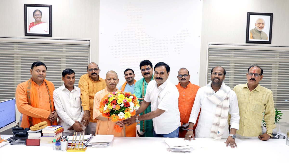 myogioffice's tweet photo. मुख्यमंत्री श्री @myogiadityanath जी महाराज से आज लखनऊ में जनपद जौनपुर के बदलापुर विधान सभा क्षेत्र के माननीय विधायक श्री रमेश चन्द्र मिश्र जी ने शिष्टाचार भेंट की।

इस अवसर पर श्री दिव्य प्रकाश सिंह जी, श्री शिव कुमार सिंह जी, श्री आनंद उपाध्याय जी, श्री बलवीर गौड जी, श्री दिलीप जायसवाल जी, श्री राजेश तिवारी जी, श्री संतोष गुप्ता जी एवं श्री देवी प्रसाद जी भी उपस्थित रहे‌।

@MLARameshMishra