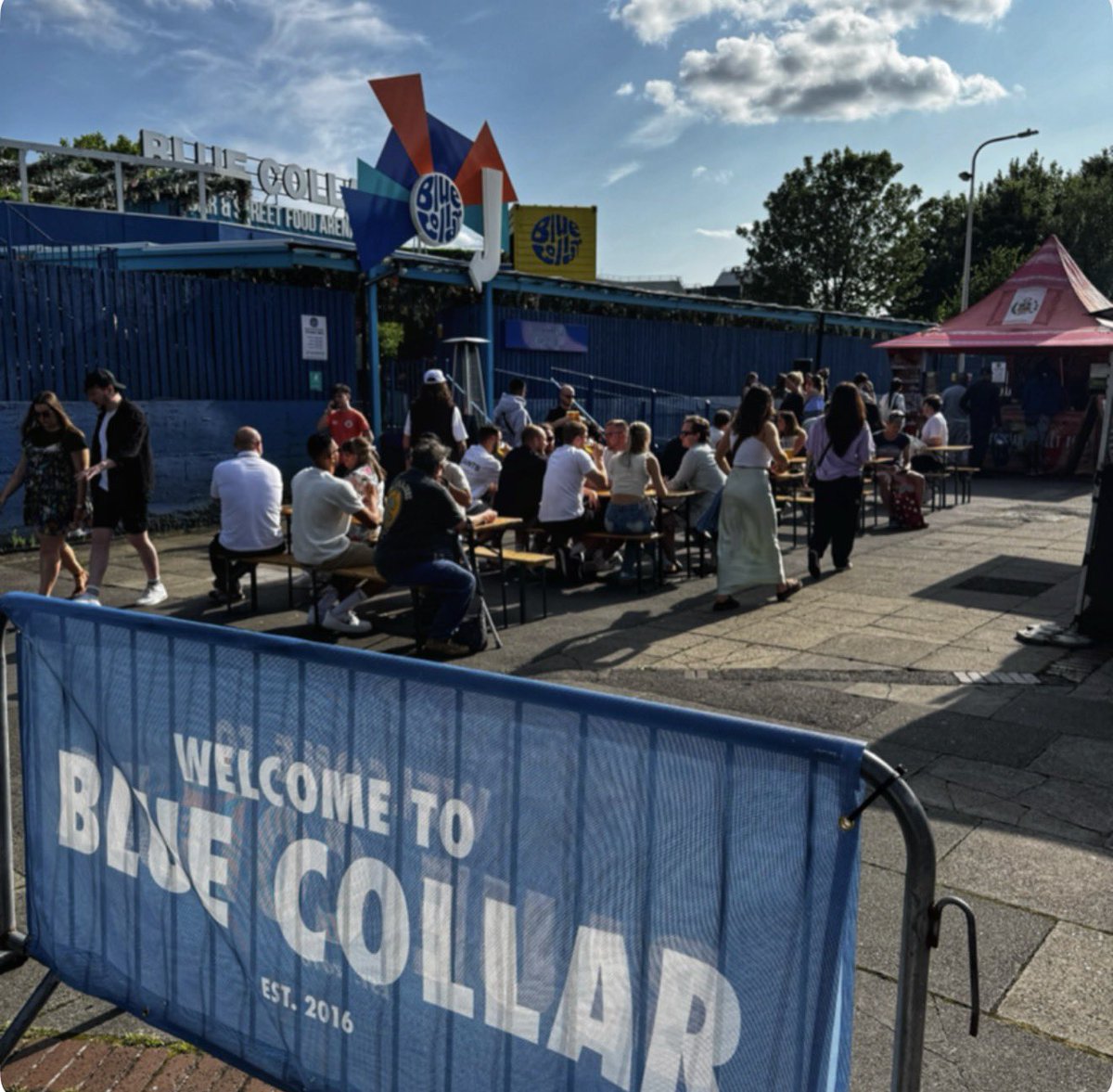 bluecollarfood's tweet photo. WALKING INTO… COSTA DEL BLUE COLLAR 🙌🍻 🍽️ 

☀️ THURSDAYS: 5PM - 12.30AM
☀️ FRIDAYS: 11AM - 12.30AM
☀️ SATURDAYS: 11AM - 12.30AM
☀️ SUNDAYS: 11AM - 8PM

📍BLUE COLLAR CORNER, HOSIER STREET, READING, RG1 7QL https://t.co/cvCUYCSjKR