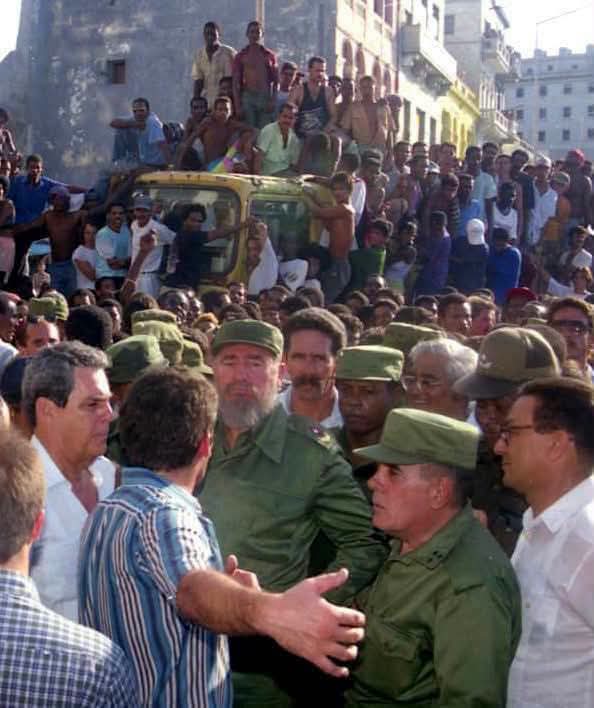 FARVISION8's tweet photo. Como en aguellos tiempos, más presente que nunca nuestro invicto Comandante en Jefe. #100AñosConFidel https://t.co/pu82sUhRZd