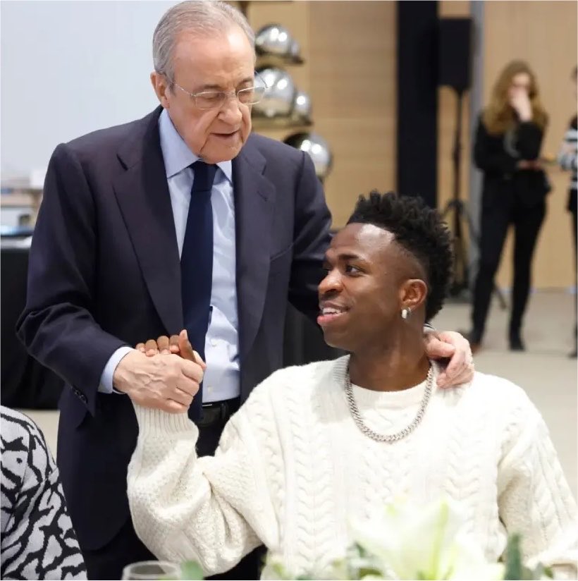 SeputarMadrid's tweet photo. 🚨 BREAKING: Real Madrid menawarkan paket total sebesar €22 juta per musim untuk Vinícius Júnior.

Vini Jr. dan pihaknya meminta paket total sekitar €28 juta per musim.

Kita harus menunggu dan melihat keputusan akhirnya. [@David_Ornstein via @TheAthleticFC’s Podcast] https://t.co/0rUTM01Q9k