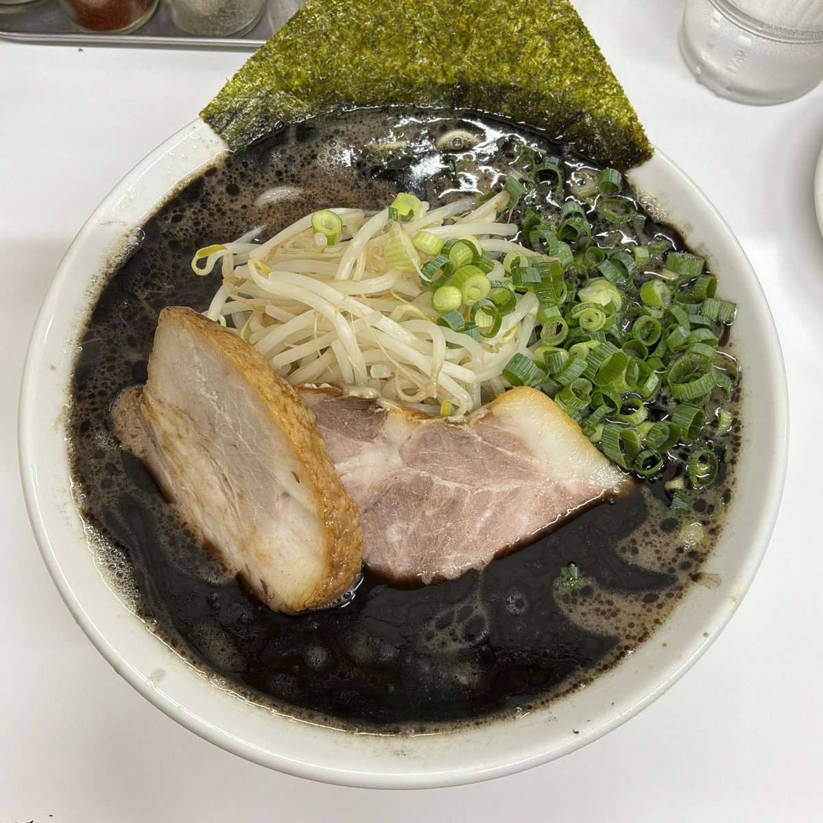 watanabejuan's tweet photo. 渋沢「ぶたまるき」で、黒らーめん。油多めで。もはや説明不要だとは思いますが、このラーメンをもし食べてないなら、〝絶対に〟食べてください。良かった頃の「なんつッ亭」の味を引き継ぐ、ラヲタ必食のお店です。 https://t.co/TcUsGwlVYL