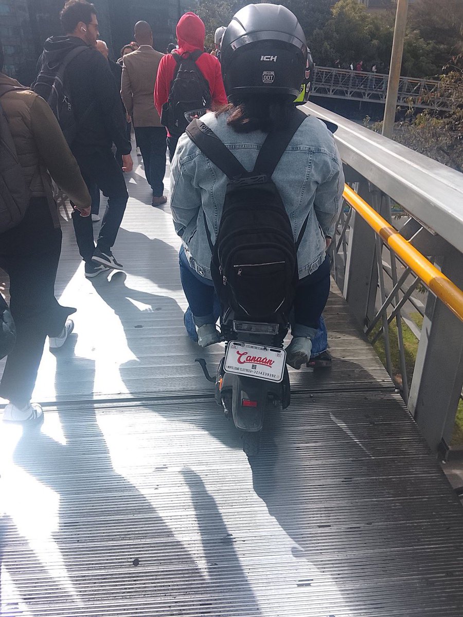 JD_Quinteror's tweet photo. En plena hora pico, con el puente PEATONAL de El Virrey lleno, esta señora decide subirse y andar en su moto eléctrica como si no le importara la vida…

Bogotá es ciudad gótica definitivamente https://t.co/RUljevx1P8