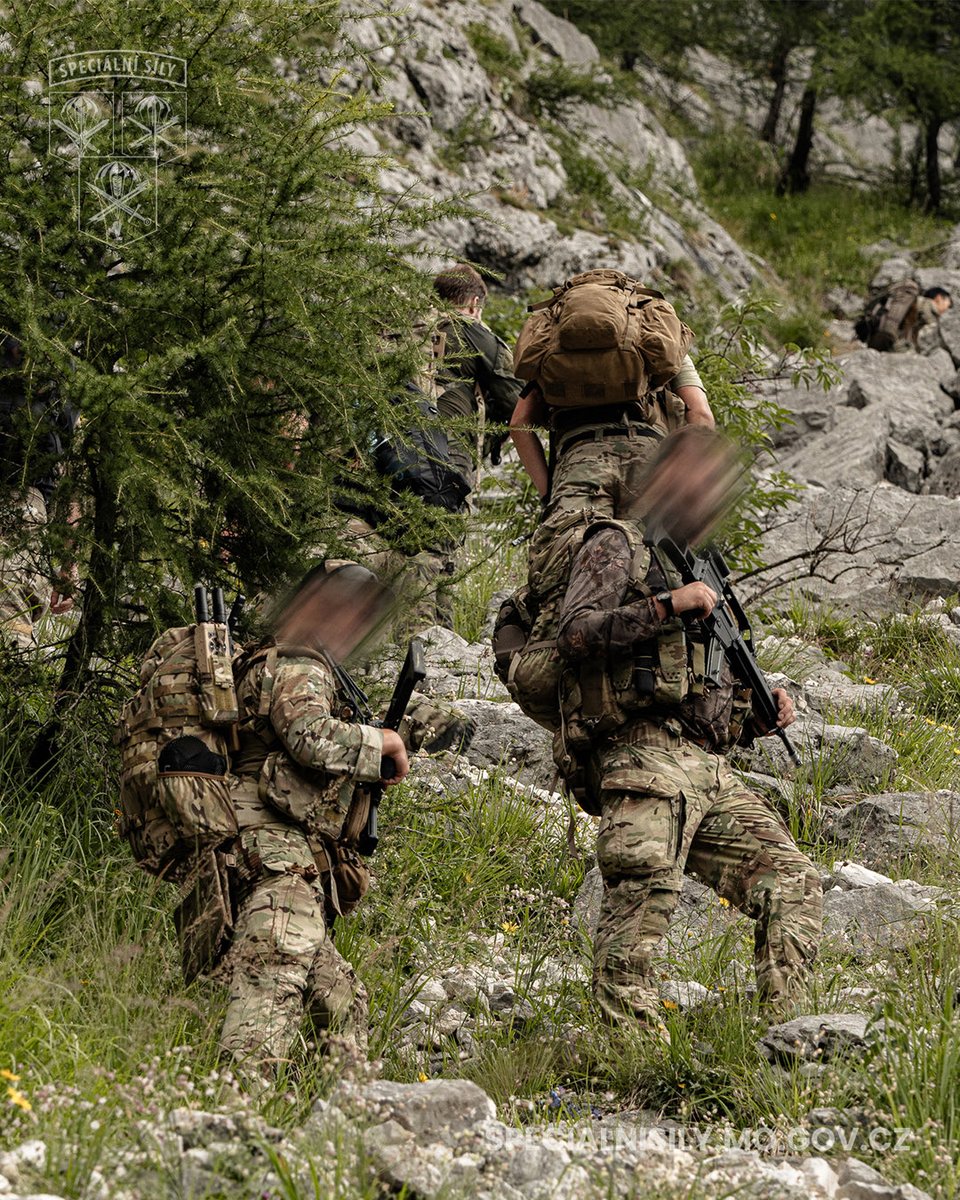 ArmadaCR's tweet photo. Technologie. Odolnost. Fyzická kondice. Síla lidské mysli.

V extrémních podmínkách bavorských Alp trénovali příslušníci speciálních sil a letečtí návodčí 22. základny vrtulníkového letectva.

Na cvičení Mountain Hornet 2026 museli zvládnout náročné přesuny ve vysokohorském terénu, precizní navádění vzdušných sil na cíle i spolupráci se spojenci. Přitom testovali bezpilotní prostředky, rozšířenou realitu i další nejmodernější technologie.

Zajímá vás víc? Podívejte se na naše nové video. Odkaz ve vláknu. 👇