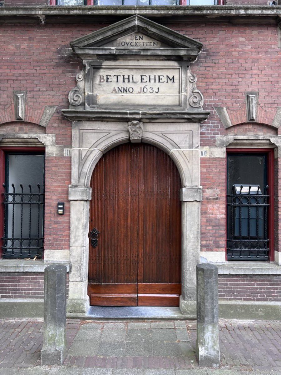 BoerLeen's tweet photo. De poort van het Betlehemshof aan het Levendaal in #Leiden. Dit hof is sinds 1811 op deze plek gevestigd en er samengevoegd met het hof Den Houcksteen. De voorgevel dateert uit 1897. https://t.co/F3TYGPQQO6