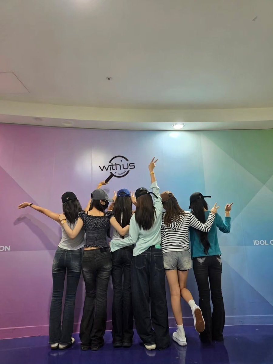 jiw0nlvr's tweet photo. the girls went to see Haena's performance on Show Champion and to Hui's concert!

#withusngg #wities https://t.co/Ia0Kbuy96f