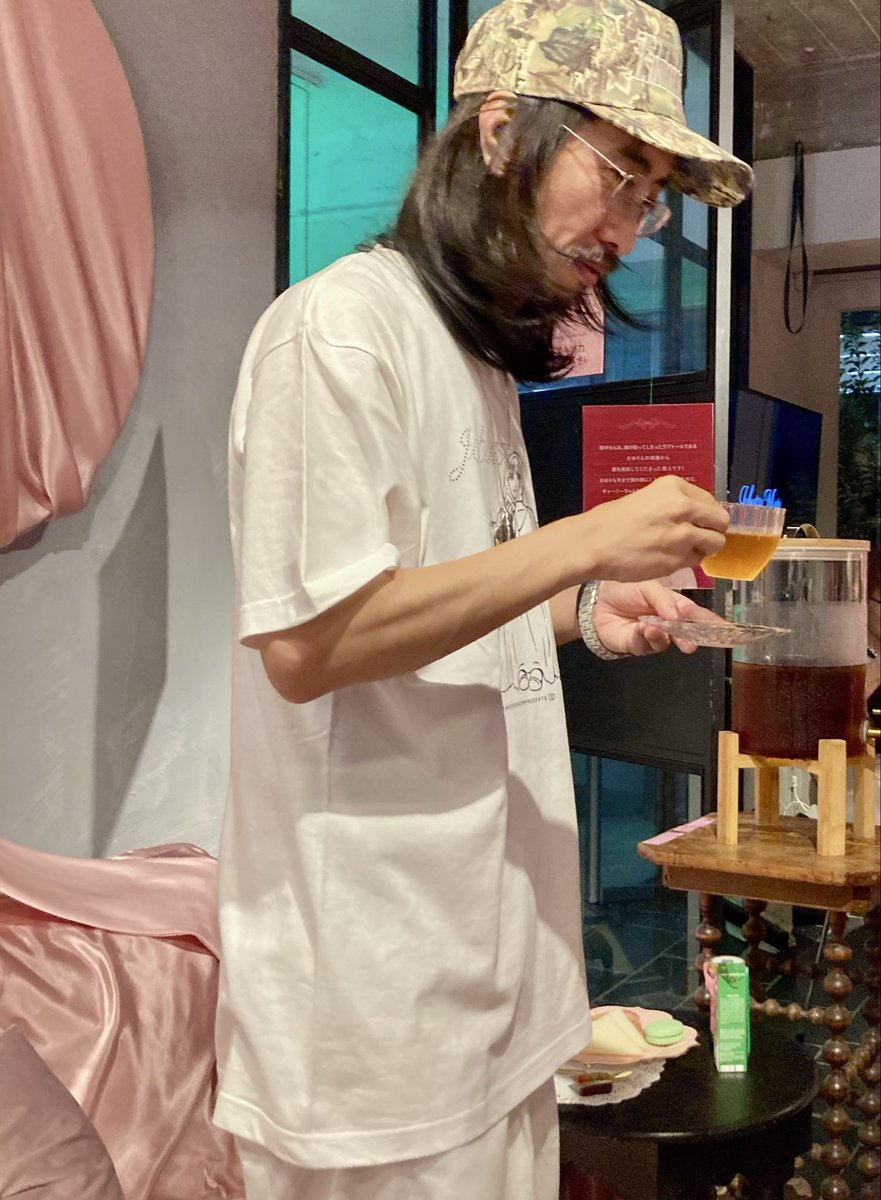 koyuki_ya's tweet photo. 2026.8.5 #呪物メイト After Dark Tea 夜の呪物茶会 #ASITA_ROOM
田中さんのマカロン男子苦手説から始まった女子オンリーのお茶会。
お紅茶で乾杯して談笑、スタッフさんから怪奇現象のお話あり、質問あり、お土産にさゆりさんがお好きな、なめ茸ありで、ちょっとだけ怖くて、カワイイが詰まった女子会。チャーミーパイセンも楽しそうだったし、沙樹さんも楽しんでたらいいな。さゆりさんは可愛いすぎ♡