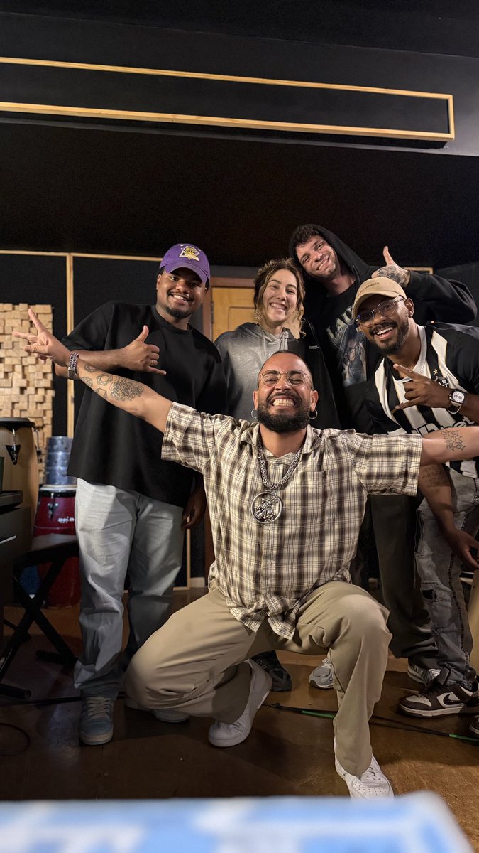 NathanFe18931's tweet photo. Ontem na reta final da gravação do novo álbum do @fbctadoido , tenho a honra de assinar a produção desse álbum junto com Jackson ganga e Daniel Souza 

Essa versão do Fabrício vai surpreender a todos , anotem ! https://t.co/3ryNkqJ771