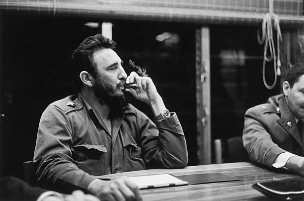CubaOrtografia's tweet photo. Odian a los millonarios, pero alaban a Fidel Castro, que también era millonario, 
que nunca dejó de comer carne o pescado, 
al que nunca se le fue la luz, 
al que nunca le faltó un vaso de leche, 
el que nunca tuvo que caerle detrás a una guagua.

Quieren que los ricos paguen más impuestos, pero les parecía bien que Fidel Castro confiscara los negocios privados y no permitiera la libre empresa, mientras él tenía cambalaches de todo tipo.