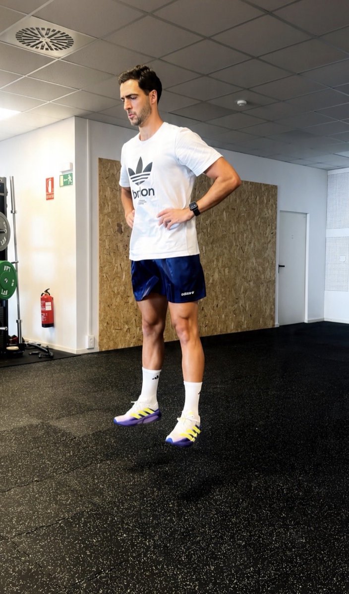 seunginsexito's tweet photo. gana el mundial, jubila a todas las selecciones y ahora aprende a volar, este tío es mi ídolo https://t.co/NPa7UBPPHL