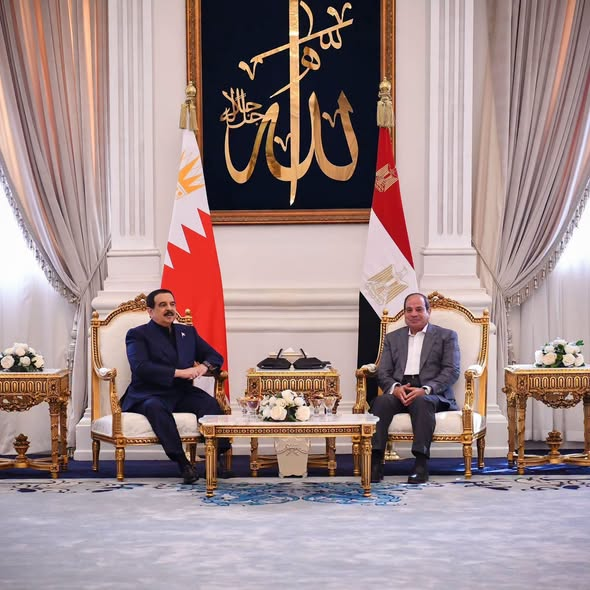 AlAhram's tweet photo. بالصور استقبال السيد الرئيس عبد الفتاح السيسي الملك حمد بن عيسى آل خليفة، ملك مملكة البحرين اليوم بمطار العلمين الدولي. https://t.co/Fv6StdYIpg