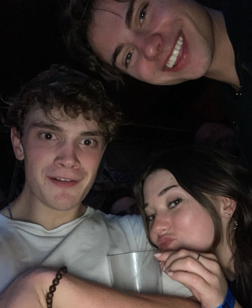 nikuuyon's tweet photo. OHHHHHH AN AUTISTIC MAN AND HIS NARCISSISTIC BOYFRIEND and of course their overpowered woman in the middle https://t.co/EpwintJ2Qe