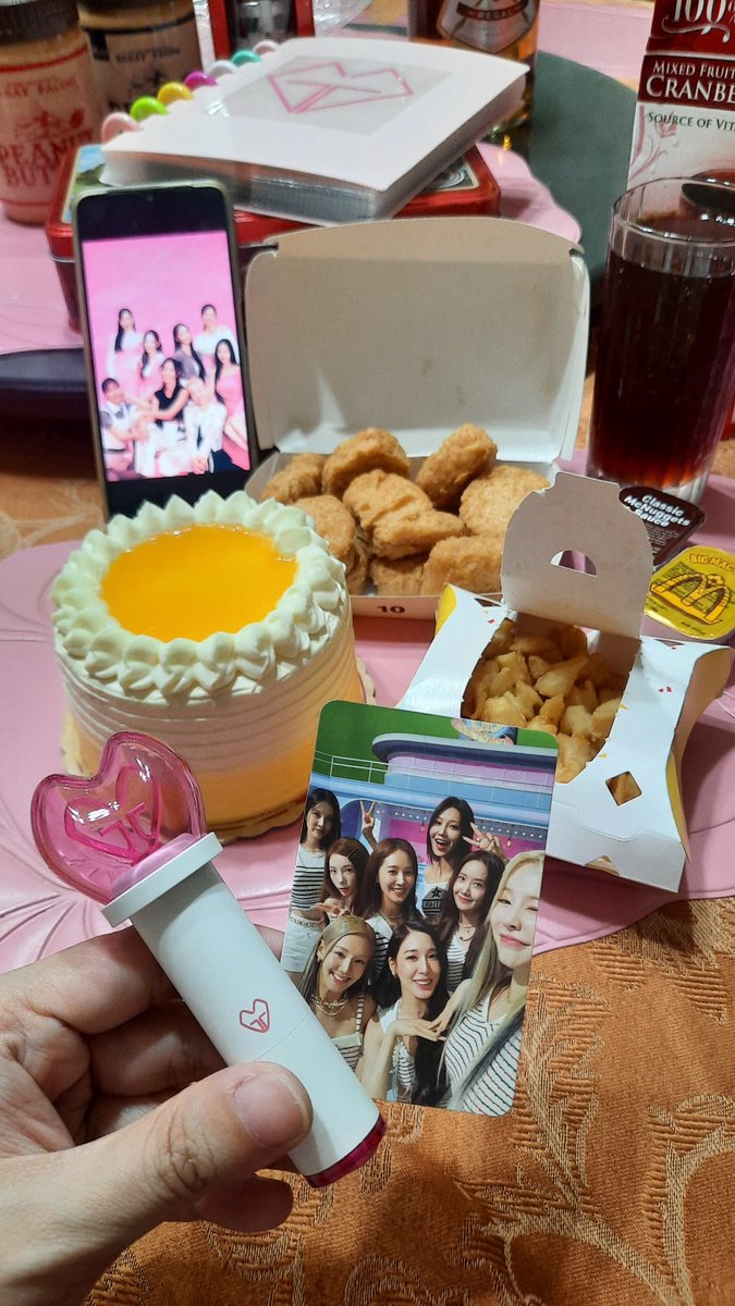 RoRi519's tweet photo. Kahit limited budget e nag-celebrate pa rin ng anniv ng girls ko😄 https://t.co/SoEuBfiC5j