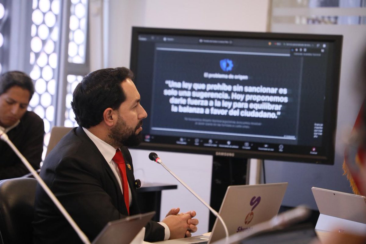 AsambleaEcuador's tweet photo. El asambleísta @acastropiedra expone sus observaciones al proyecto de #ReformaCOMYF (unificado). Sugiere la tipificación del anatocismo como infracción muy grave y disponer la devolución de todo lo cobrado.  

Además, propone: 
➡️Cobranza que sea un costo del banco, no del cliente. 
➡️Resolución de reclamos con un límite de 30 días. 
➡️Plazo máximo de 120 días para crear el régimen de tasas de inclusión, abarcando a quienes superaron su mora. 
➡️Precios publicados en tiempo real, gratis y con acceso para todos.