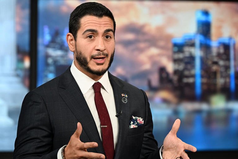 SafiaSyed432's tweet photo. Abdul El_Sayed wins Michigan's Democratic Senate Primary!!!!
#Michigan
#DemocraticPrimary
#Midterms2026
مشیگن ڈیموکریٹک سینیٹ پرائمری میں عبدل السید کی کامیابی صرف ایک انتخابی فتح نہیں، بلکہ ڈیموکریٹک پارٹی کے ترقی پسند (Progressive) دھڑے کے لیے ایک اہم سیاسی اشارہ بھی ہے۔ 🔹 نومبر میں اُن کا مقابلہ ریپبلکن امیدوار Mike Rogers سے ہوگا، جس پر پورے ملک کی نظریں ہوں گی!!!
🔹 دوسرے کامیاب امیدوار گورنر
Jocelyn Benson — نومبر میں
ریپبلکن امیدوار John James
کا مقابلہ کریں گے