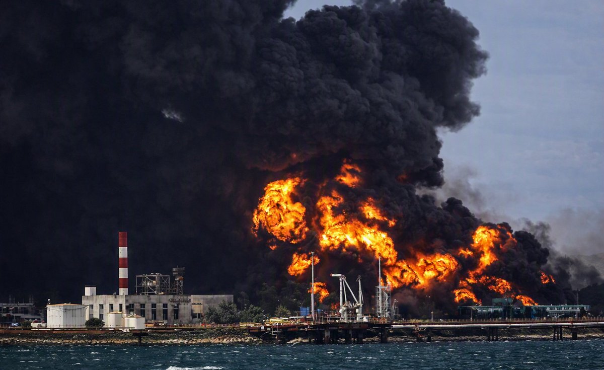 Cubapetroleo1's tweet photo. 🔥Han pasado 4⃣ años de aquel trágico suceso en la Base de Supertanqueros de Matanzas y la memoria de cada cubano sigue recordando el heroísmo de aquellos hombres que enfrentaron con valentía las llamas provocadas por la naturaleza. Su ejemplo es inspiración para cada petrolero. https://t.co/zvILcLn3TD
