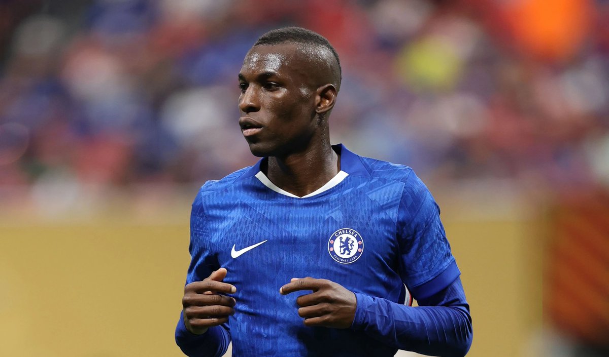 JoueursSN's tweet photo. Nicolas Jackson n’a pas été remplacé en raison de son attitude ni de sa performance. Le Sénégalais s'était entendu avec Xabi Alonso pour sortir et être "sacrifié" afin que Mudryk puisse entrer avant la fin du match.

[@SJohnsonSport] https://t.co/o5tuDT7Fap
