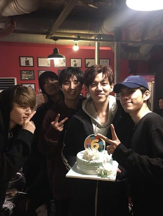 cintasamadowoon's tweet photo. SIAPA YANG KANGEN DAY6 ERA EVERYDAY6?

Tidak terasa sudah 9 tahun berlalu era Everyday6. 
Setiap bulan di tahun 2017 selalu comeback dengan cover album yang berbeda. Di bulan Juni 2017 kita disuguhi album SUNRISE, isi albumnya yaitu lagu yang rilis Bulan Januari s.d Juni 2017. Adapun album MOONRISE isi albumnya yaitu lagu yang rilis Bulan Juli s.d Desember 2017. Tahun itu berasa ringan dijalani karena day6 comeback setiap bulan.

Mungkin foto-foto dibawah akan mengobati rindu saat mereka masih menjalani era Everyday6 itu. Meskipun ada member yang sudah memisahkan diri dan menjalani karirnya tersendiri, aku harap baik day6 maupun eaJ bisa bersinar di jalan yang sudah ditakdirkan untuk mereka🥺🥰. 

#DAY6 #SUNGJIN #YOUNGK #WONPIL #DOWOON