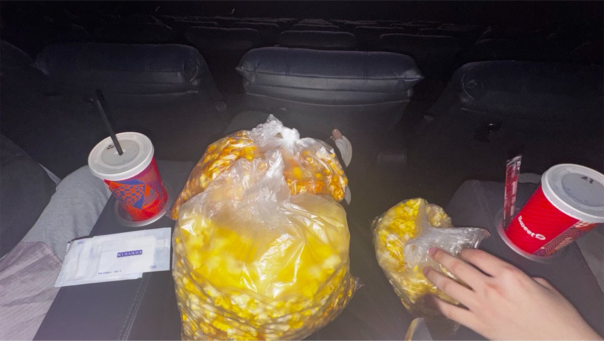 puppyl0v2's tweet photo. ☕️🍿🎣🕸️🕷️
요즘 송이 일상 ^^. https://t.co/4BFtmbbgjY