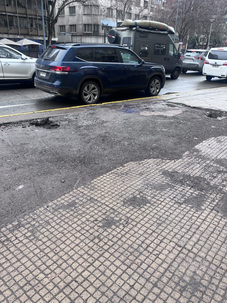 Joaccos's tweet photo. @Muni_provi @Orrego @jaimebellolio @Gob_Santiago agradecemos la reparación de Baquedano pero como vecinos de Vicuña 4-6 nos abandonaron. Los trabajos dañaron el sector y dejaron tal cual. No es Pocuro pero los recursos tb son para este sector de Providencia. https://t.co/hABtOHpDoh