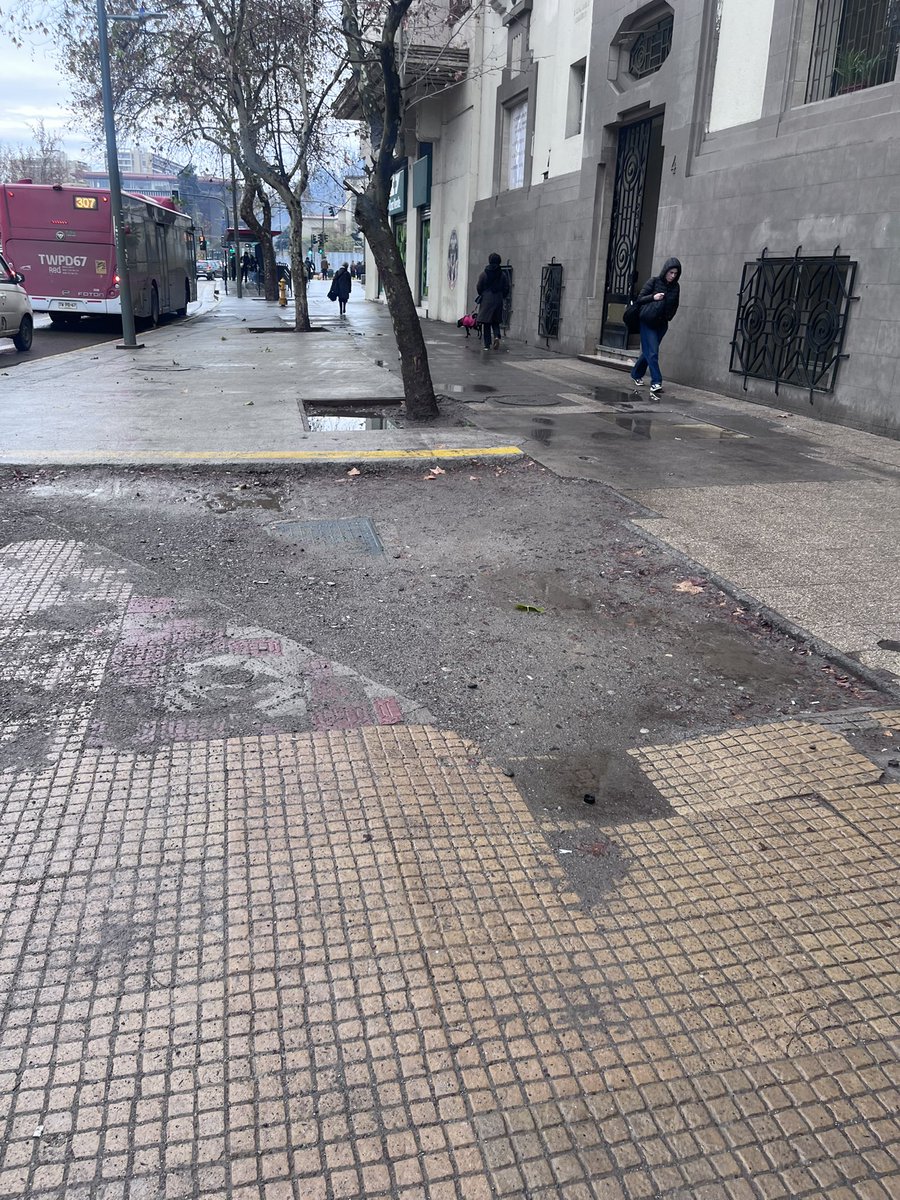 Joaccos's tweet photo. @Muni_provi @Orrego @jaimebellolio @Gob_Santiago agradecemos la reparación de Baquedano pero como vecinos de Vicuña 4-6 nos abandonaron. Los trabajos dañaron el sector y dejaron tal cual. No es Pocuro pero los recursos tb son para este sector de Providencia. https://t.co/hABtOHpDoh