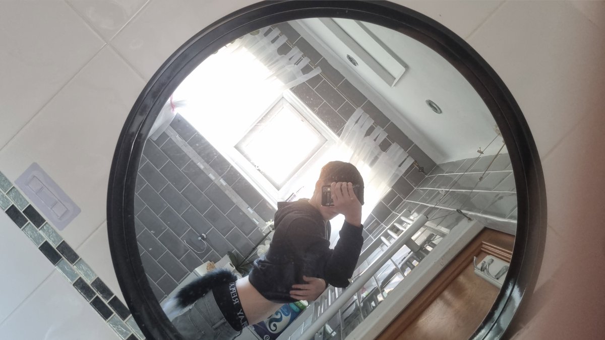 Jamie2767's tweet photo. Boy with a tail :3 https://t.co/sEADCV75Ra