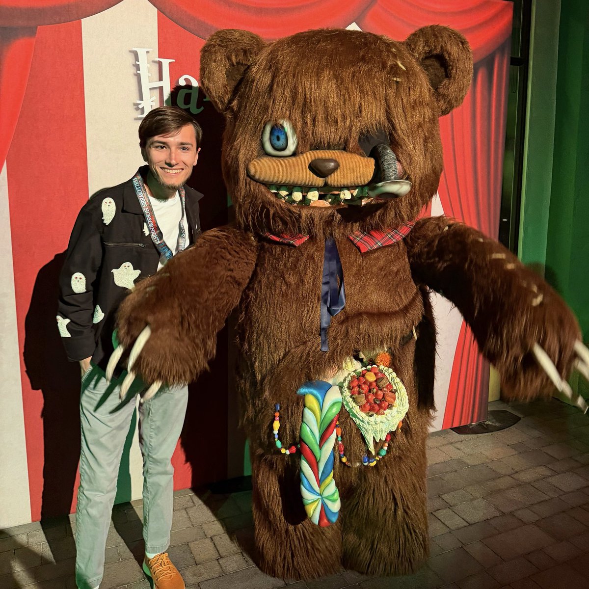 OrlandoInformer's tweet photo. NEW: one of Universal Studios Japan’s beloved Halloween icons is headed to Universal Orlando!🩸🧸 This fall at Halloween Horror Nights, guests can meet HamiKuma for the first time in Florida. https://t.co/bEYYyhRyOo