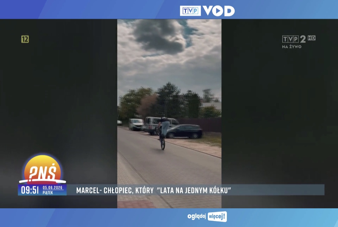 CywilizacjaZ's tweet photo. TVP zrobila materiał o "chlopcu z pasją", czyli 11-latku, ktory jeździ na motorze elektrycznym na jednym kole.W materiale matka mówi, że nie robi tego w miejscach publicznych i robi to bezpiecznie, a w tle lecą materiały na których widać, jak jeździ po chodniku, jezdni i DDR... https://t.co/eSnTLqS85X