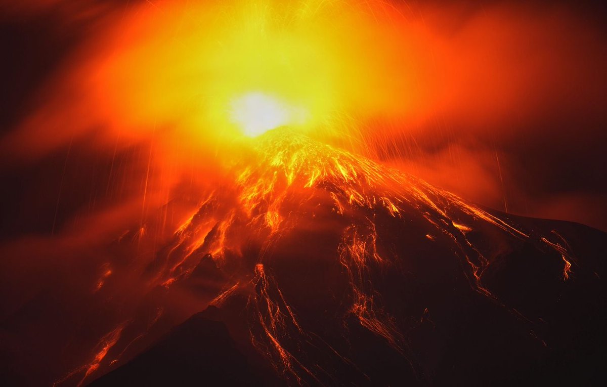 philnowca's tweet photo. ETAT D'ALERTE AU GUATEMALA....le volcan El Fuego entre en éruption majeure à 35 kms de la capitale...des milliers d'évacués..mais que se passe-t- il? Climat déréglé avec canicules en série.. forces de la nature qui se déchaînent?  🥵 https://t.co/29EEnNuMcF