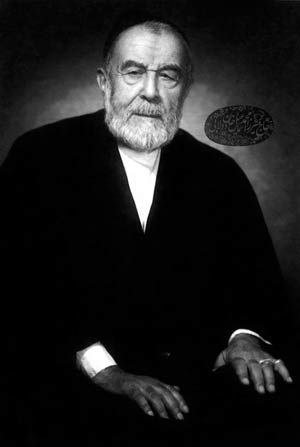 rasool_nmv's tweet photo. میرزا اسماعیل دولابی ره:

دلبستگی به دنیا انسان را عوض می کند، پَست می کند.

بعضی ها خیال می کنند خانه گرفته اند، خانه آن ها را گرفته! ماشین گرفته‌اند، ماشین آن ها را گرفته! باغی خریده اند، باغ آن ها را خریده! خیال می کنند سیگار می کشند، سیگار آن ها را می کِشَد https://t.co/JuXkJZu92e