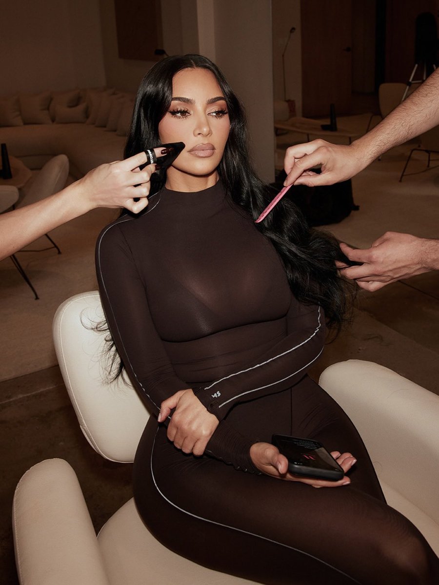 HouseOfContessa's tweet photo. Introducing:

Contessa Esposito ( aka Kim Kardashian )
she is the 2nd eldest Esposito sibling and has made many luxury empires and brands. Skims included! 

This is a temp post, while I follow everyone and work on her carrd. 

Feel free to like for plots and connections. https://t.co/ikIVKakZG3