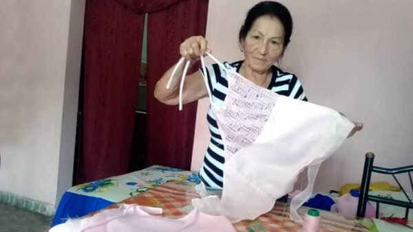 JCBaez0131's tweet photo. La Heroína Zoila, de cumpleaños https://t.co/8WzWEYYy5A https://t.co/ADbpQSdRZ3