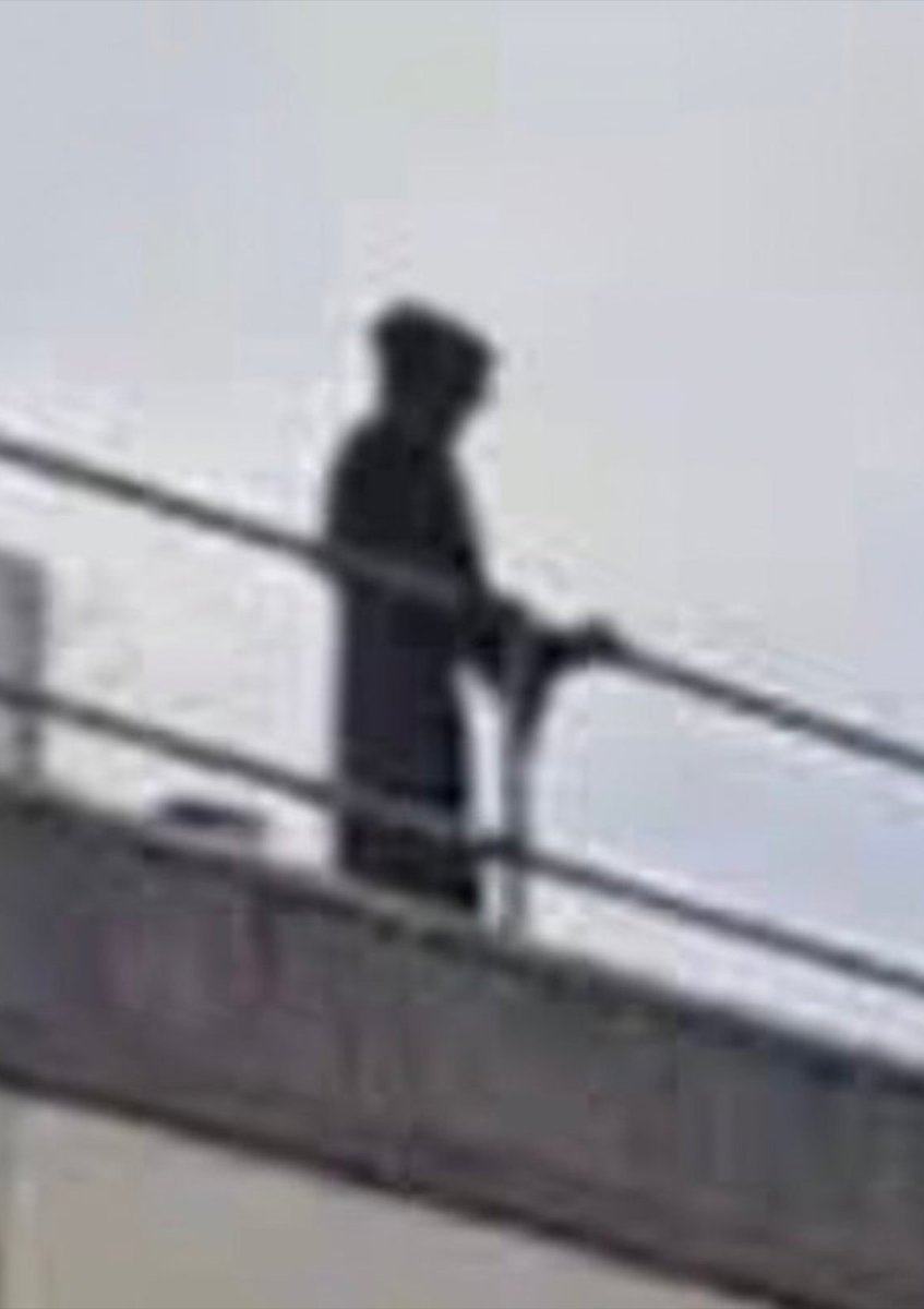 InternetH0F's tweet photo. A man has been arrested after dressing as the Grim Reaper and sitting on top of a Welsh hospital to stare at staff and patients https://t.co/8uWb3dI2pz