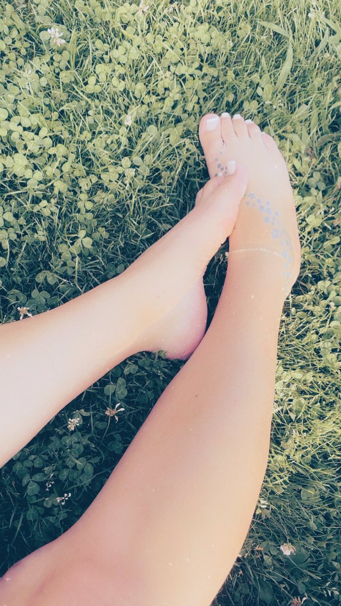 goddessliliana_'s tweet photo. Glück liegt im Auge des Betrachters - oder zu meinen Füßen 
🍀🖤🦶🏻 https://t.co/7J5bzHsmul