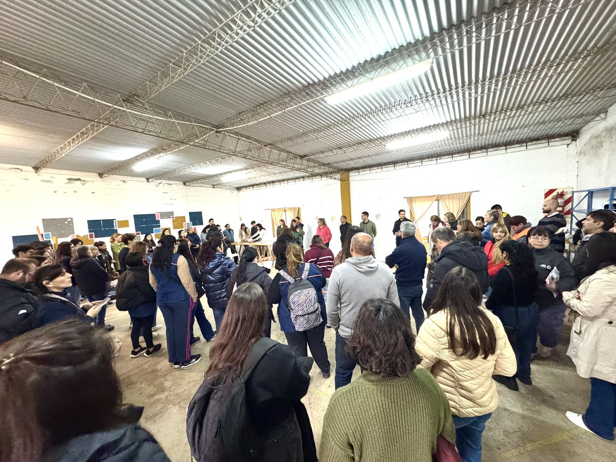 juanpinglese's tweet photo. Cada miércoles recorremos los barrios porque creemos que la mejor forma de gestionar es estando cerca de los vecinos.

Hoy visitamos el barrio Mariano Moreno junto al Gabinete Ampliado, escuchando cada historia, cada necesidad y cada propuesta. https://t.co/GLspGuCOl7