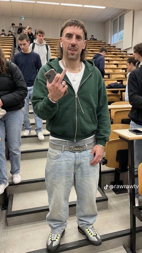 TendenciasDepor's tweet photo. “Ribery”

Porque el ex-jugador francés CAMPEÓN DE CHAMPIONS LEAGUE con el Bayern Munich empezó la universidad en Paris: “Nunca es tarde para APRENDER”. https://t.co/SjvuFSVvJV